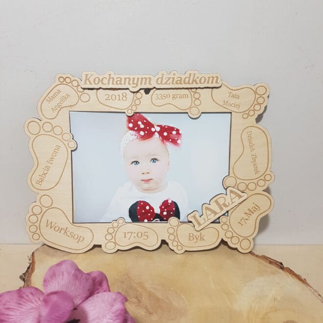 Spersonalizowana ramka na zdjęcie z metryczką to wyjątkowy i niepowtarzalny prezent, który będzie pamiątką na całe życie. Grawerowana ramka od Oli Art