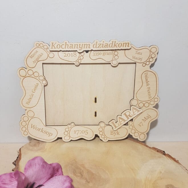 Spersonalizowana ramka na zdjęcie z metryczką to wyjątkowy i niepowtarzalny prezent, który będzie pamiątką na całe życie. Grawerowana ramka od Oli Art