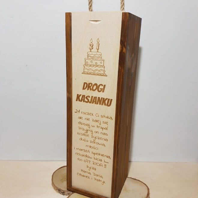 Grawerowana personalizowana skrzynka na alkohol od OliArt:idealna na prezent na urodziny. Drewniana, ręcznie robiona,z grawerem. Personalizowana skrzynka UK