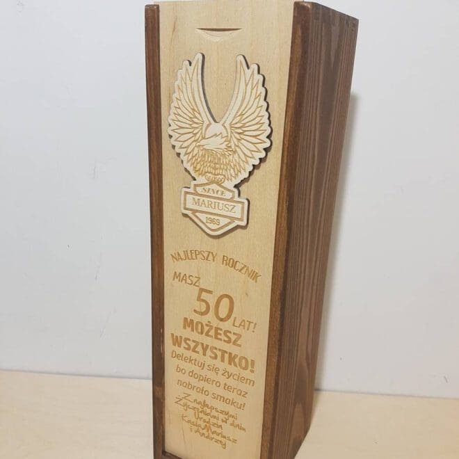 Grawerowana personalizowana skrzynka na alkohol od OliArt:idealna na prezent na urodziny. Drewniana, ręcznie robiona,z grawerem. Personalizowana skrzynka UK