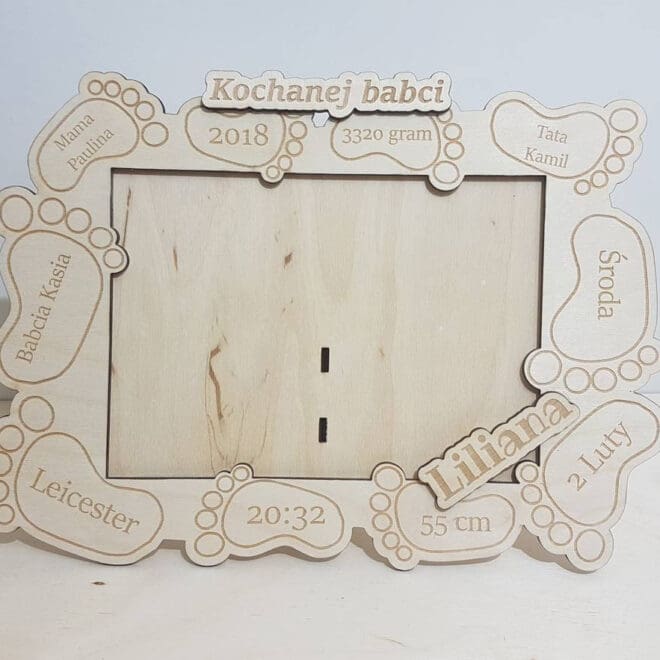 Spersonalizowana ramka na zdjęcie z metryczką to wyjątkowy i niepowtarzalny prezent, który będzie pamiątką na całe życie. Grawerowana ramka od Oli Art