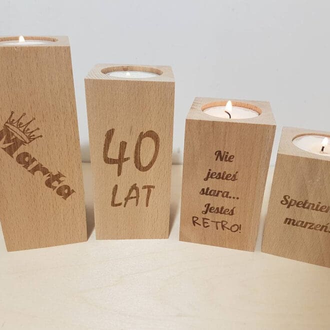 ZESTAW 4 GRAWEROWANYCH ŚWIECZNIKÓW NA URODZINY