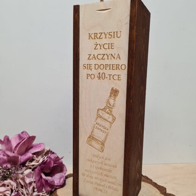 Grawerowana personalizowana skrzynka na alkohol od OliArt:idealna na prezent na urodziny. Drewniana, ręcznie robiona,z grawerem. Personalizowana skrzynka UK