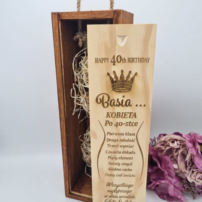 Grawerowana personalizowana skrzynka na alkohol od OliArt:idealna na prezent na urodziny. Drewniana, ręcznie robiona,z grawerem. Personalizowana skrzynka UK