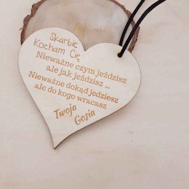 Personalizowana zawieszka do auta w kształcie serca z grawerem "Nieważne czym jeździsz"