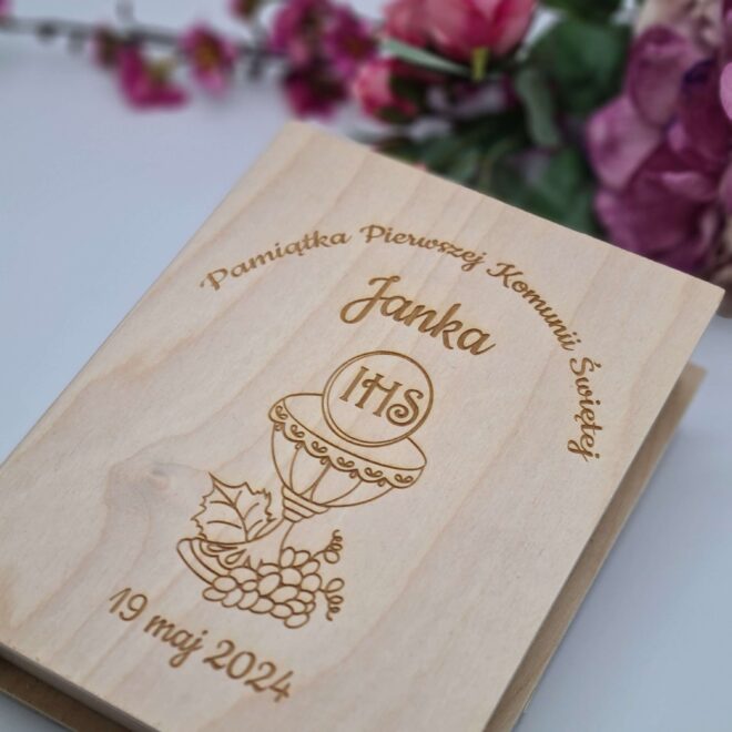 Drewniane grawerowane personalizowane pudełko w kształcie książki Prezent na Komunię