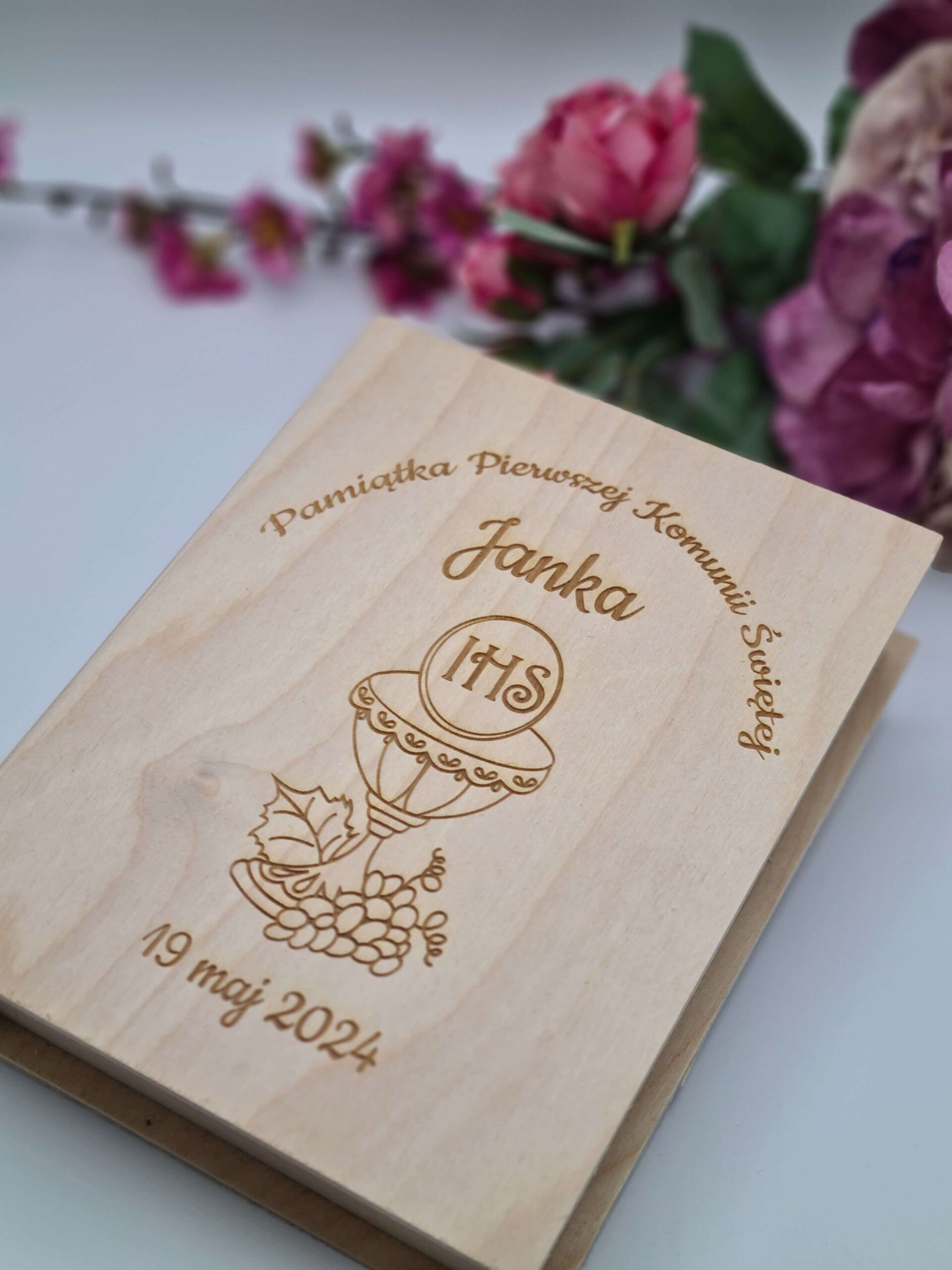 Drewniane grawerowane personalizowane pudełko w kształcie książki Prezent na Komunię