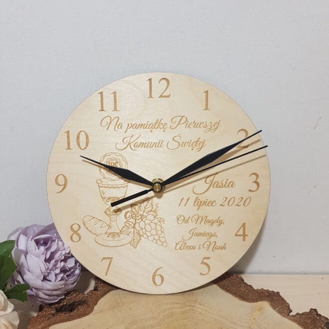 DREWNIANY ZEGAR ŚCIENNY Z GRAWEREM PREZENT Z OKAZJI PIERWSZEJ KOMUNII ŚWIĘTEJ