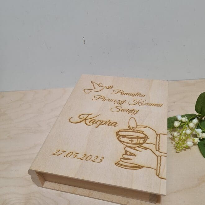 DREWNIANE GRAWEROWANE PUDEŁKO W KSZTAŁCIE KSIĄŻKI PREZENT Z OKAZJI PIERWSZEJ KOMUNII ŚWIĘTEJ - KIELICH