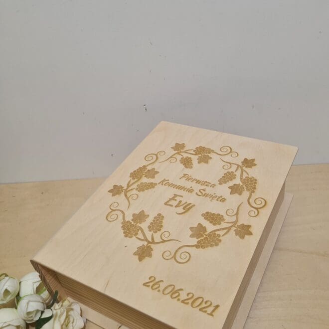 DREWNIANE GRAWEROWANE PUDEŁKO W KSZTAŁCIE KSIĄŻKI PREZENT Z OKAZJI PIERWSZEJ KOMUNII ŚWIĘTEJ - WINOROŚL