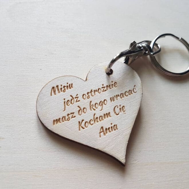 Personalizowany brelok i zawieszka do auta w kształcie serca z grawerem "Jedź ostrożnie"