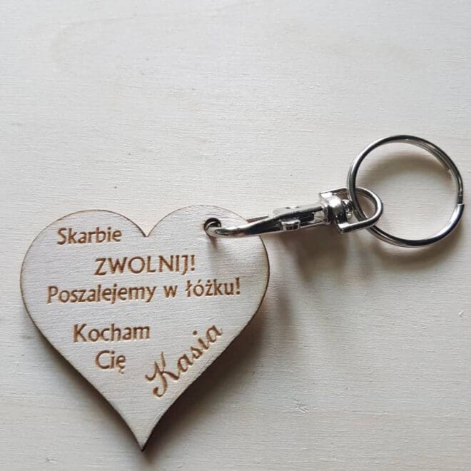 Personalizowany brelok do auta w kształcie serca z grawerem "Poszalejemy w łóżku"
