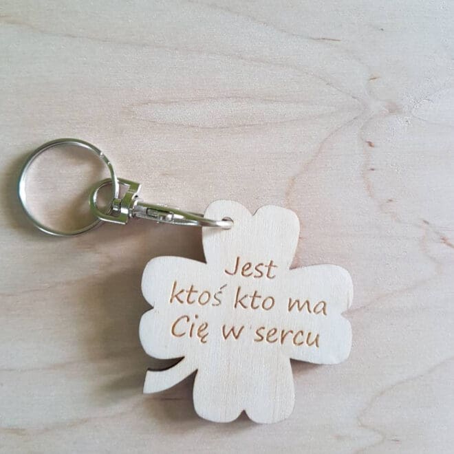 Personalizowany brelok koniczynka "Jest ktoś kto ma cię w sercu"