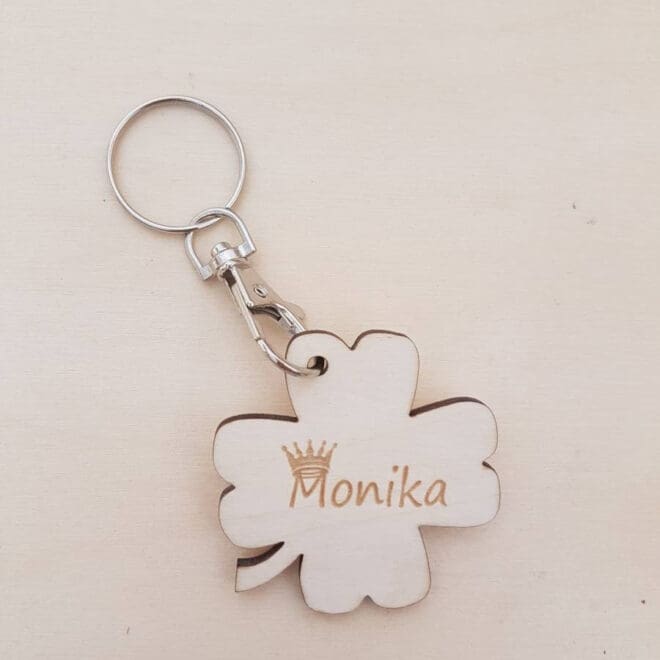 Personalizowany brelok koniczynka "Królowa jest tylko jedna"