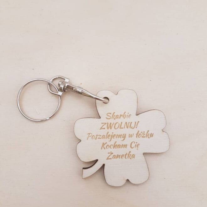 Personalizowany brelok i zawieszka do auta w kształcie koniczynki