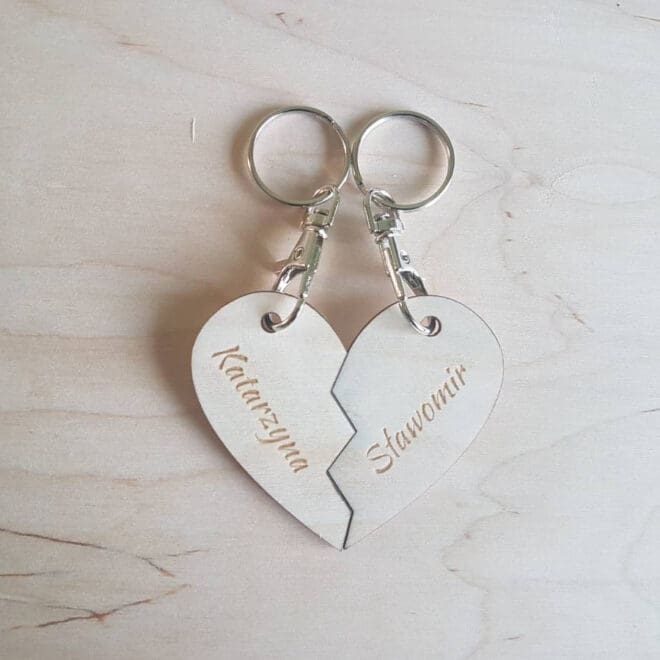 Personalizowane breloczki w kształcie przeciętego serca dla zakochanych