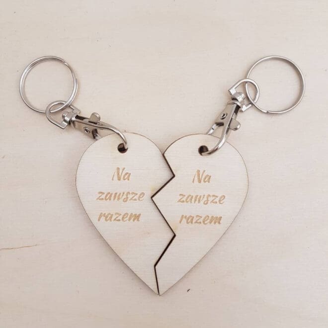 Personalizowane breloczki w kształcie przeciętego serca dla zakochanych