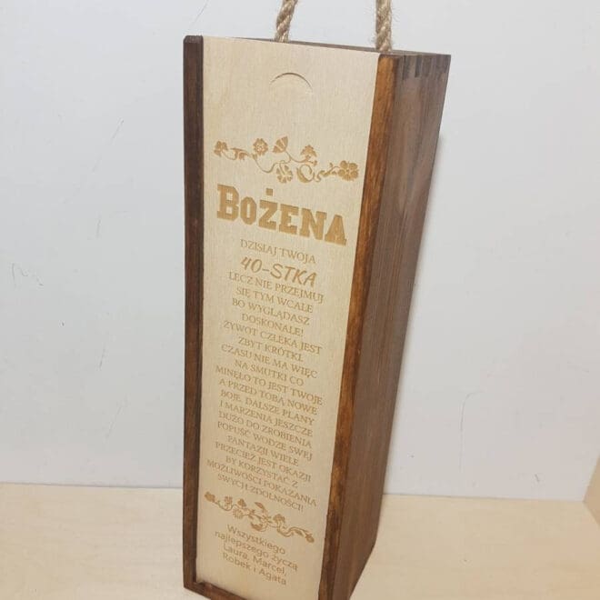 Grawerowana personalizowana skrzynka na alkohol od OliArt:idealna na prezent na urodziny. Drewniana, ręcznie robiona,z grawerem. Personalizowana skrzynka UK