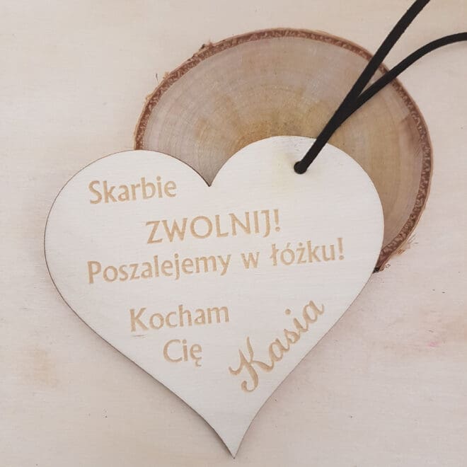 Personalizowany brelok lub zawieszka do auta w kształcie serca z grawerem "Poszalejemy w łóżku"