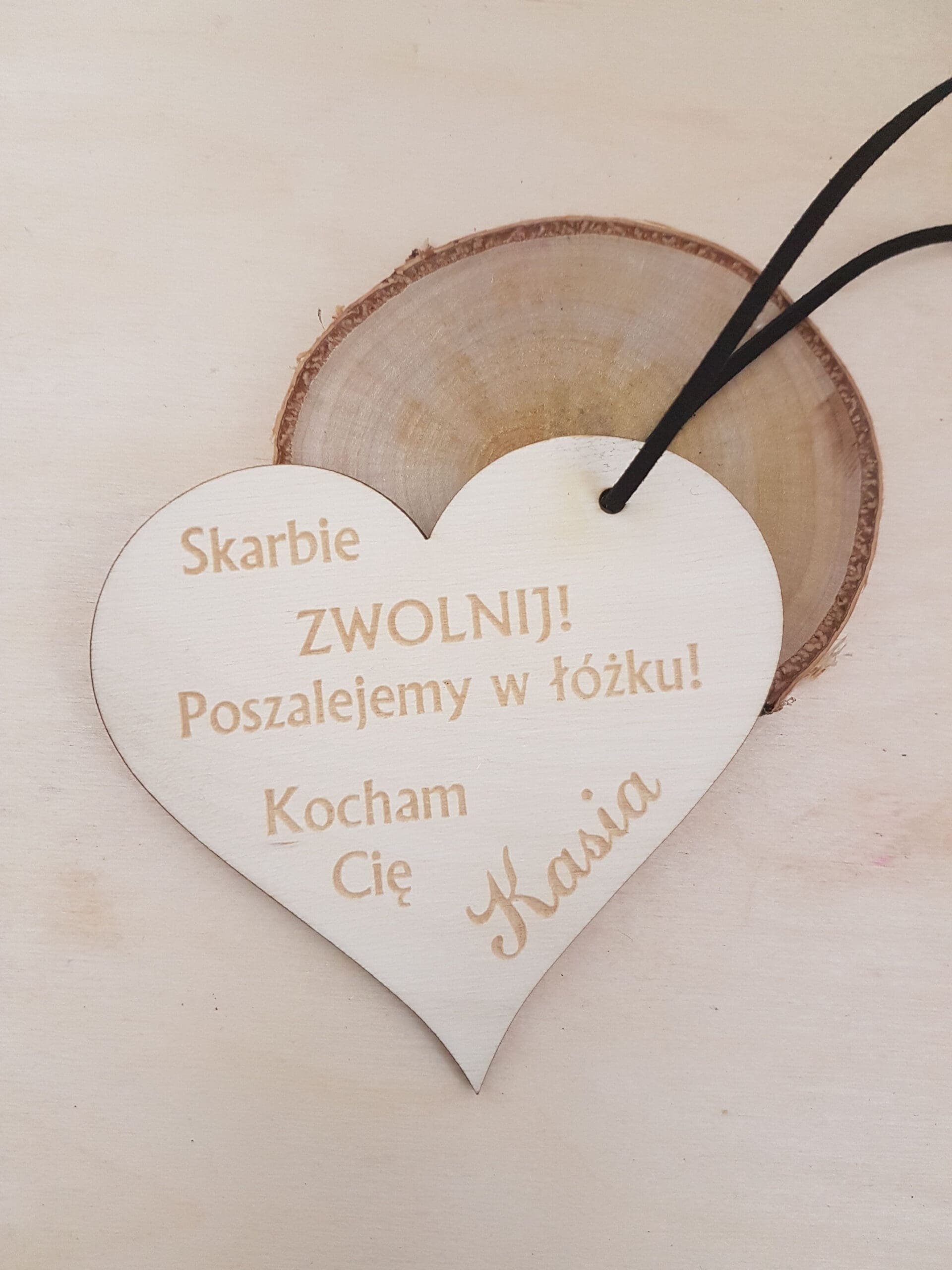 Personalizowany brelok lub zawieszka do auta w kształcie serca z grawerem "Poszalejemy w łóżku"
