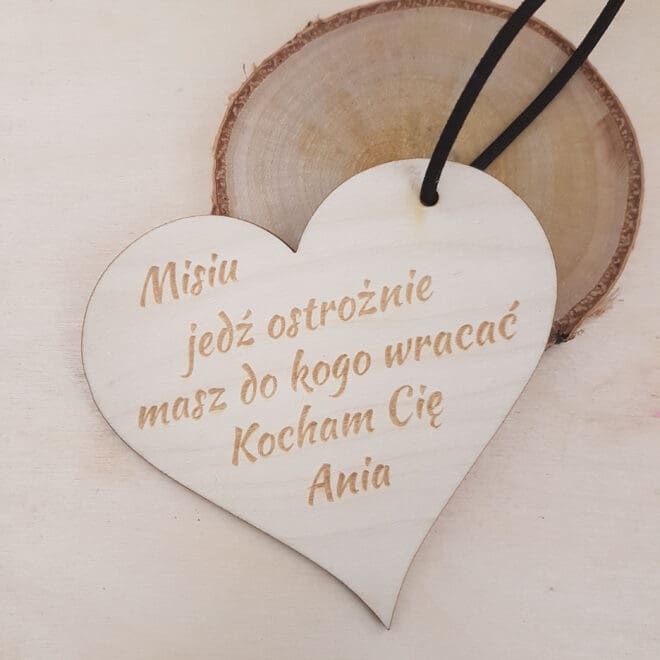 Personalizowany brelok lub zawieszka do auta w kształcie serca z grawerem "Jedź ostrożnie"