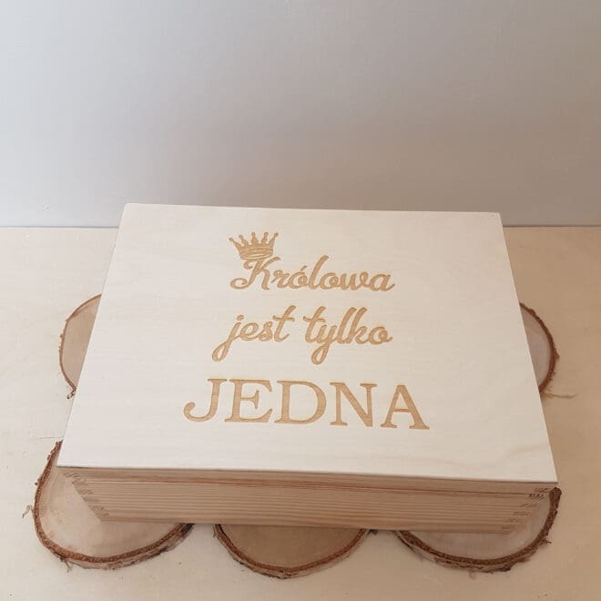 DREWNIANA SZKATUŁKA PREZENT DLA PRZYJACIÓŁKI KRÓLOWA JEST TYLKO JEDNA