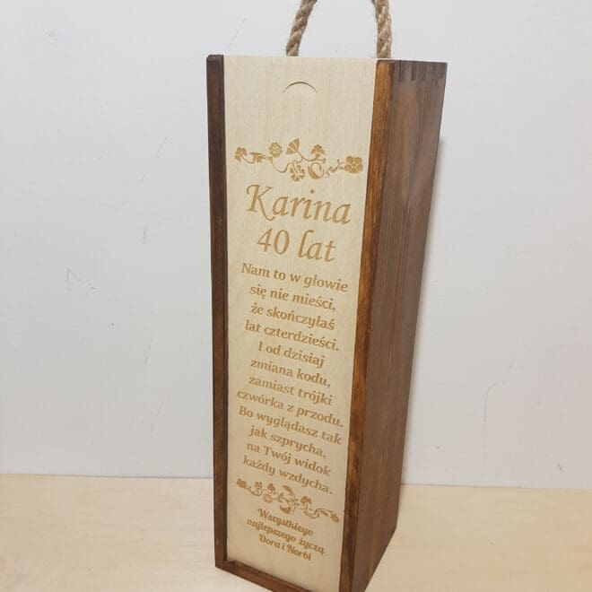 Grawerowana personalizowana skrzynka na alkohol od OliArt:idealna na prezent na urodziny. Drewniana, ręcznie robiona,z grawerem. Personalizowana skrzynka UK