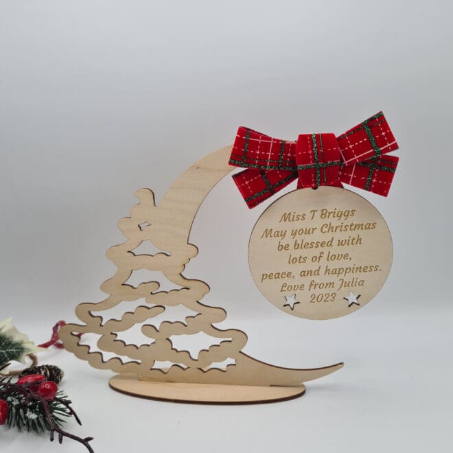 Drewniana personalizowana bombka świąteczna na stojaku z kokardą - Choinka