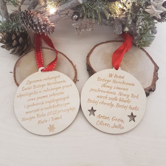 Drewniana bombka, zawieszka choinkowa z wygrawerowanymi życzeniami bożonarodzeniowymi