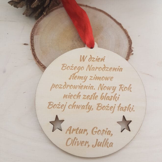Drewniana bombka, zawieszka choinkowa z wygrawerowanymi życzeniami bożonarodzeniowymi