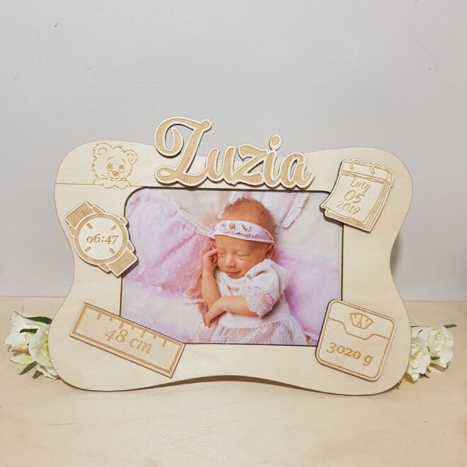 Spersonalizowana ramka na zdjęcie z metryczką to wyjątkowy i niepowtarzalny prezent, który będzie pamiątką na całe życie. Grawerowana ramka od Oli Art