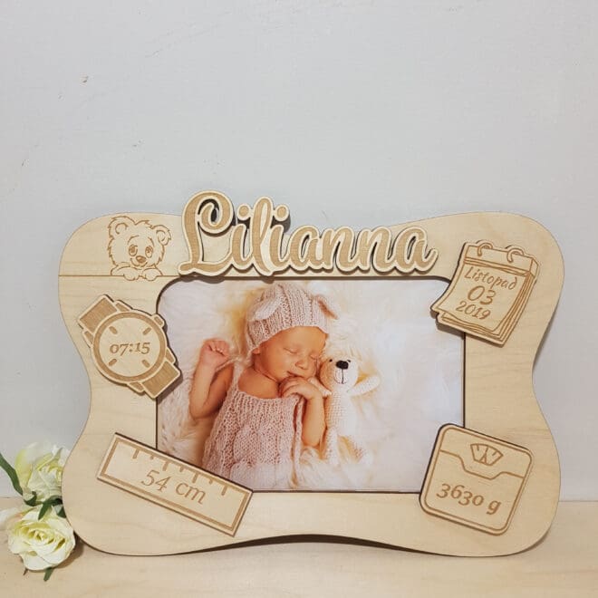 Spersonalizowana ramka na zdjęcie z metryczką to wyjątkowy i niepowtarzalny prezent, który będzie pamiątką na całe życie. Grawerowana ramka od Oli Art