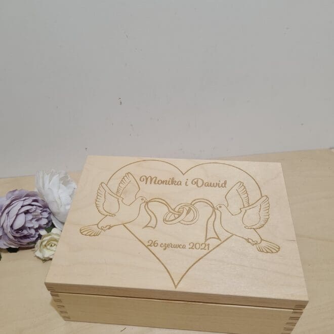 rewniana szkatułka na ślub - Dwa Gołębie w Sercu