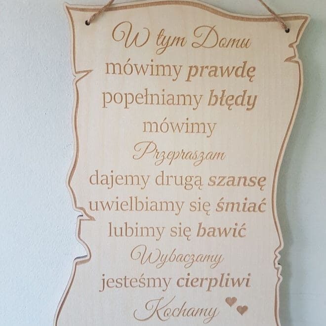DREWNIANA TABLICZKA W TYM DOMU MÓWIMY PRAWDĘ ....