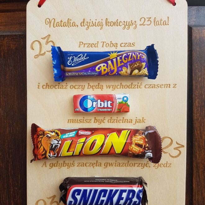 GRAWEROWANA TABLICZKA Z BATONAMI NA URODZINY