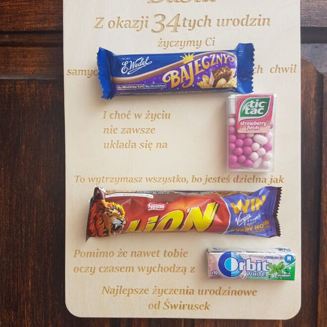 GRAWEROWANA TABLICZKA Z BATONAMI NA URODZINY