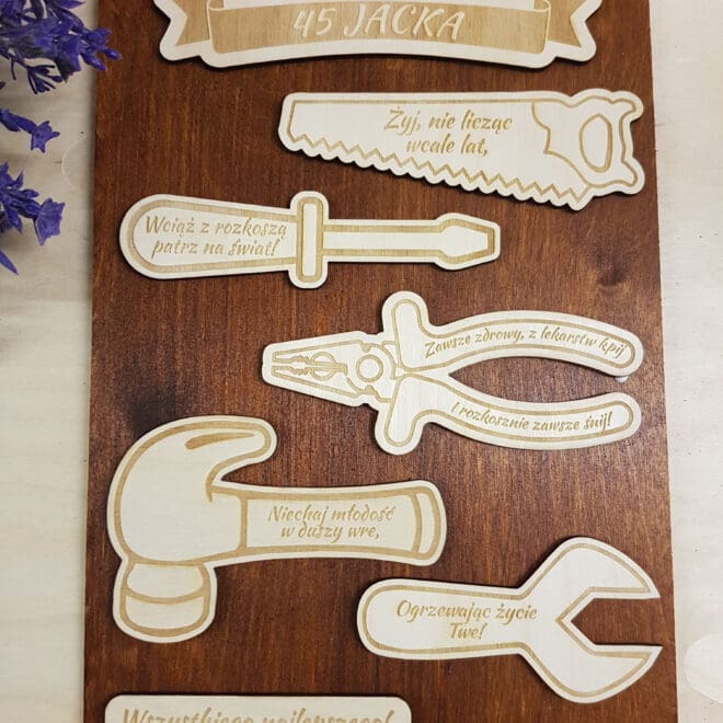 GRAWEROWANA TABLICZKA Z NARZĘDZIAMI Z OKAZJI URODZIN