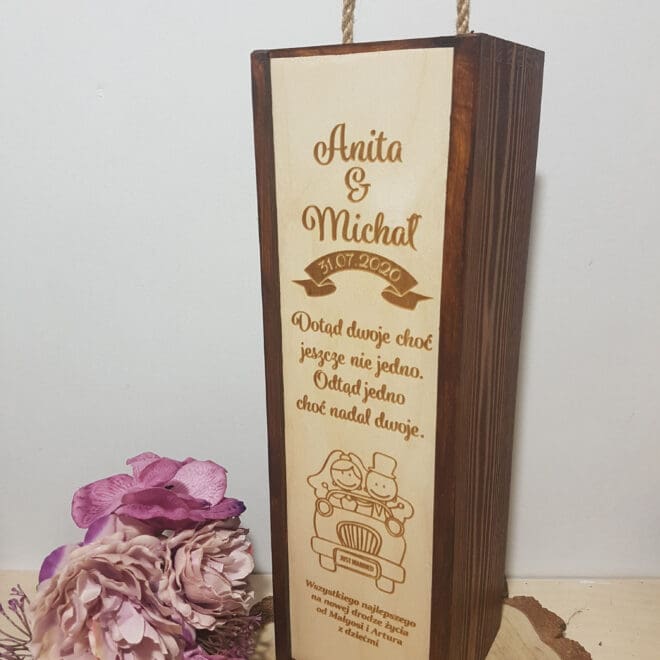 SKRZYNKA NA WINO PREZENT ŚLUB WESELE Z GRAWEREM - ODTĄD JEDNO CHOĆ NADAL DWOJE