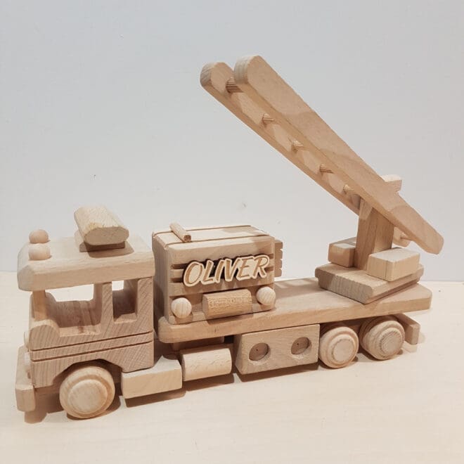 Drewniany wóz strażacki z imieniem