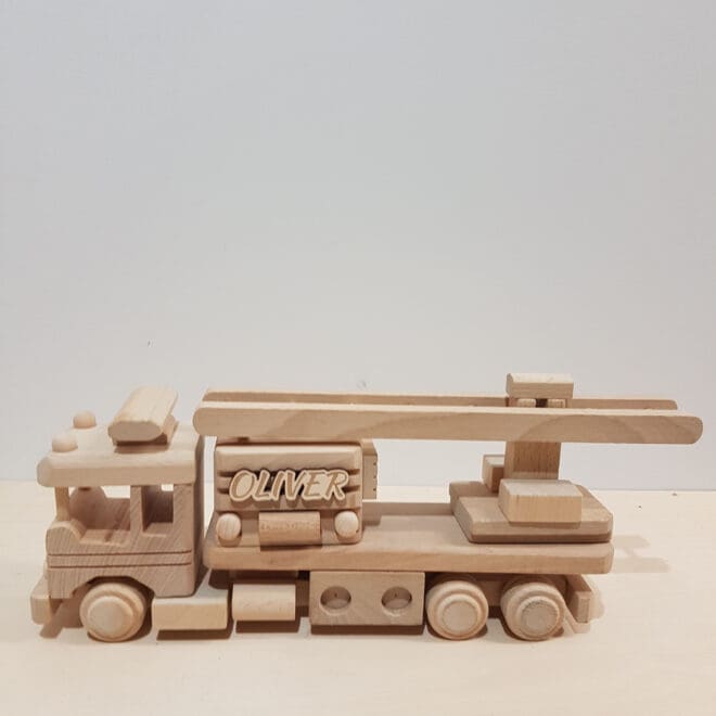 Drewniany wóz strażacki z imieniem