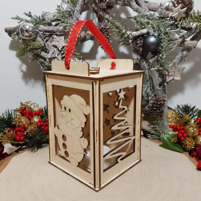 Drewniany lampion Bożonarodzeniowy ze świeczką LED Bałwanek, Choinka i życzenia