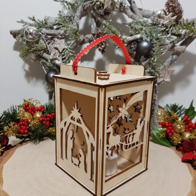 Drewniany lampion Bożonarodzeniowy ze świeczką LED Szopka, Sanie mikołaja i życzenia
