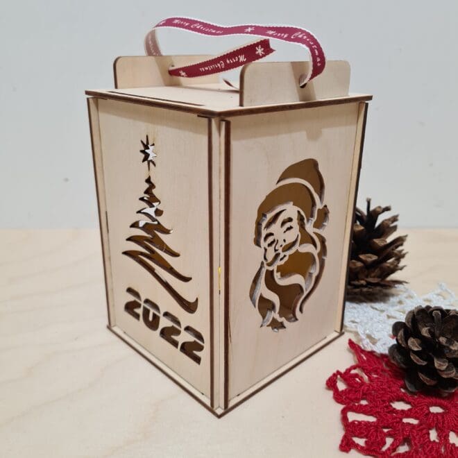 Drewniany lampion Bożonarodzeniowy ze świeczką LED Mikołaj, 2022 i życzenia