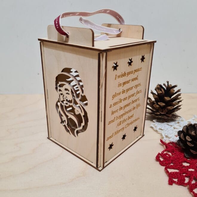 Drewniany lampion Bożonarodzeniowy ze świeczką LED Mikołaj, 2022 i życzenia