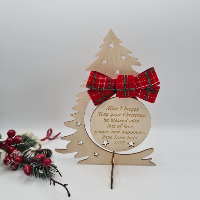 Drewniana personalizowana bombka świąteczna na stojaku z kokardą - Choinka z gwiazdami