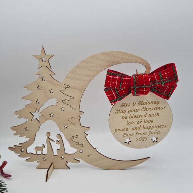 Drewniana personalizowana bombka świąteczna na stojaku z kokardą - Choinka z szopką