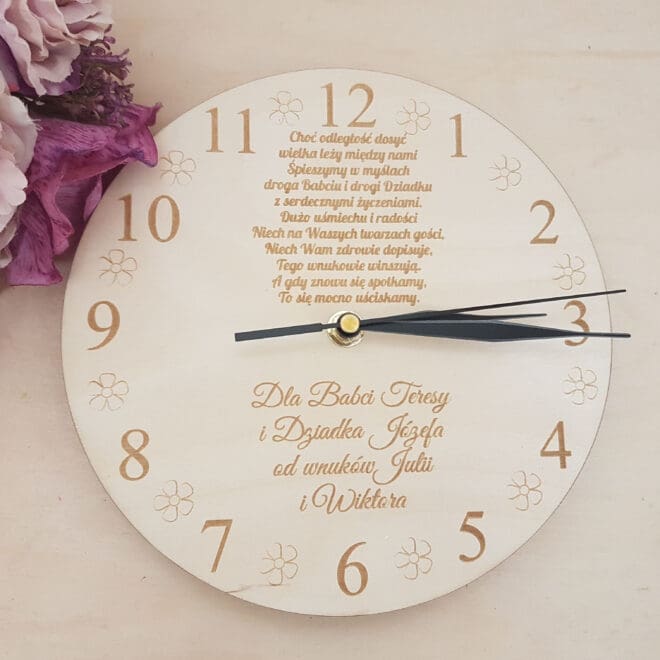 DREWNIANY ZEGAR ŚCIENNY Z GRAWEREM DLA DZIADKÓW "Choć odległość dość wielka leży mędzy nami..."