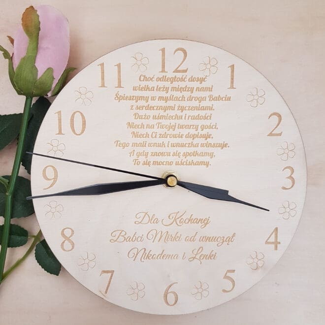 DREWNIANY ZEGAR ŚCIENNY Z GRAWEREM DLA BABCI "Choć odległość dość wielka leży mędzy nami..."