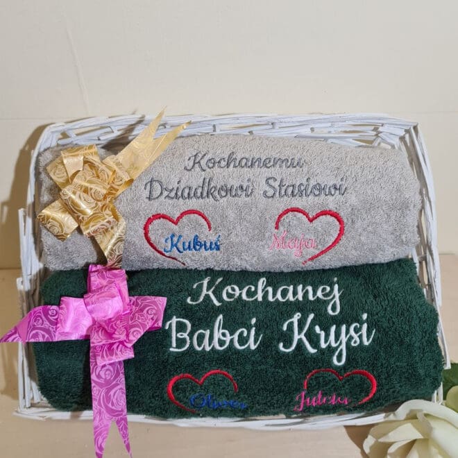 ZESTAW DWÓCH RĘCZNIKÓ KĄPIELOWYCH Z HAFTEM W KOSZYKU DLA BABCI I DZIADKA