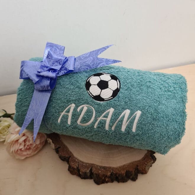 RĘCZNIK KĄPIELOWY Z HAFTEM PIŁKA I IMIĘ